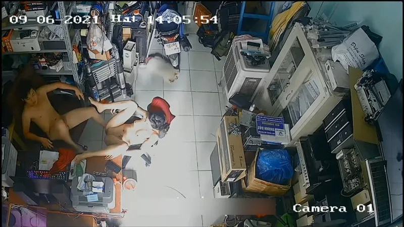 Bà xã gã chồng làm tình nhau trong của cò máy tính
