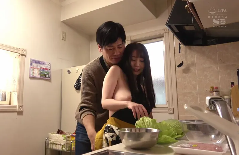 Nghi ngờ vợ lén lút, người chồng lén lắp camera và chứng kiến tất cả
